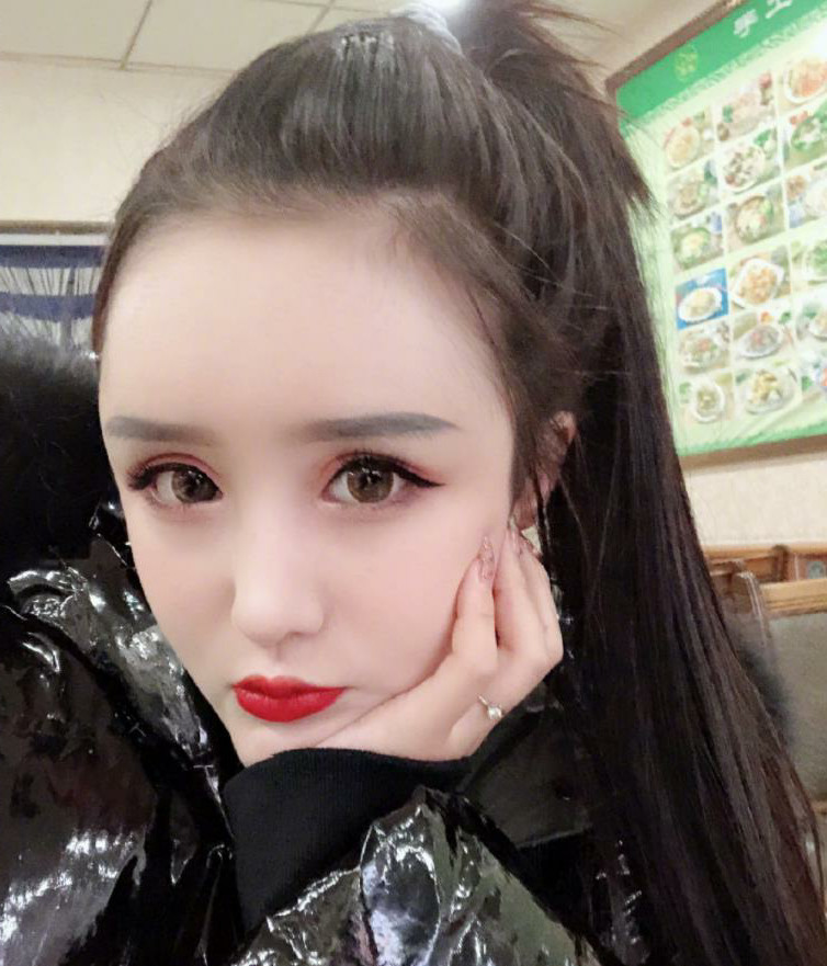 网红大美喝高了,酒店房间被虐成这样,网友:大美你真是猛!