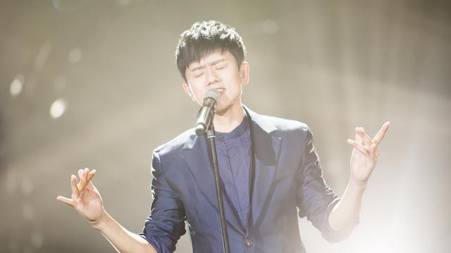 张杰首晒双胞胎女儿近照 谢娜描绘父女唱歌画面 超温馨