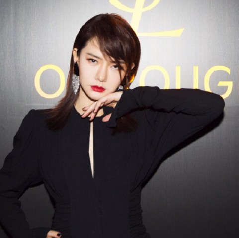 锁骨发算什么,戚薇的"雨伞发"才是女生最爱的发型,超瘦脸!