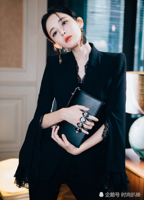 穿同款西装,47岁袁咏仪高级大气,26岁娜扎却穿