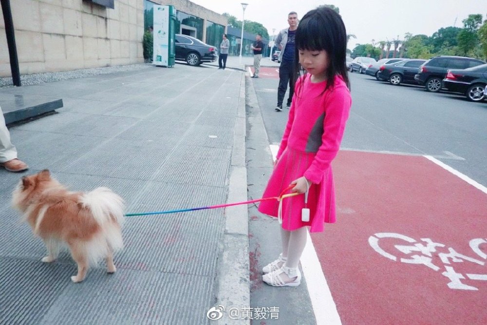 黄芊玲教爸爸下棋,女儿太贴心总让着爸爸想让爸爸赢想让爸爸开心