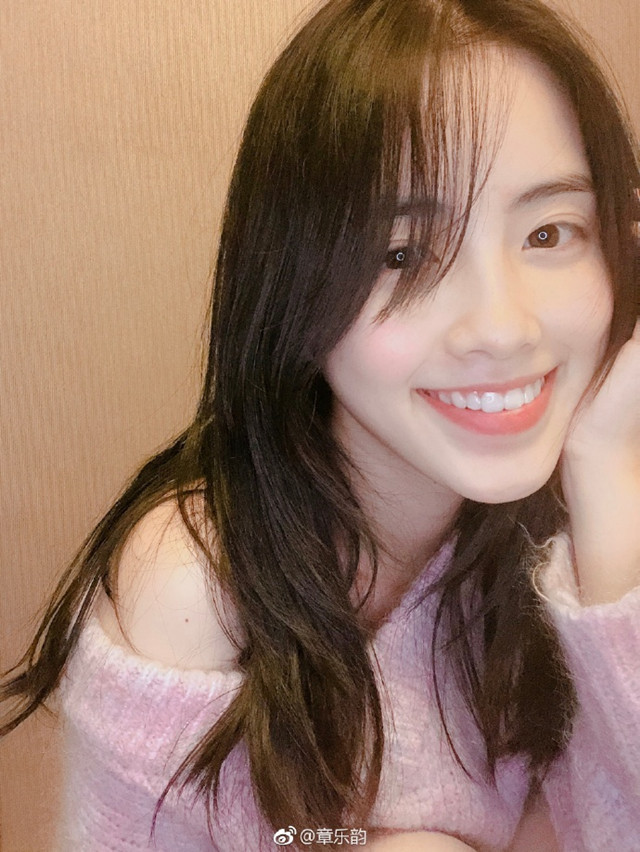 章乐韵微博自拍,她是一个美丽,爱笑,简单,优雅的女生,章乐韵对舞蹈很