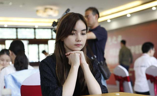 棋坛公认第一女神黑嘉嘉台湾段位最高棋手却因身份特殊惹争议