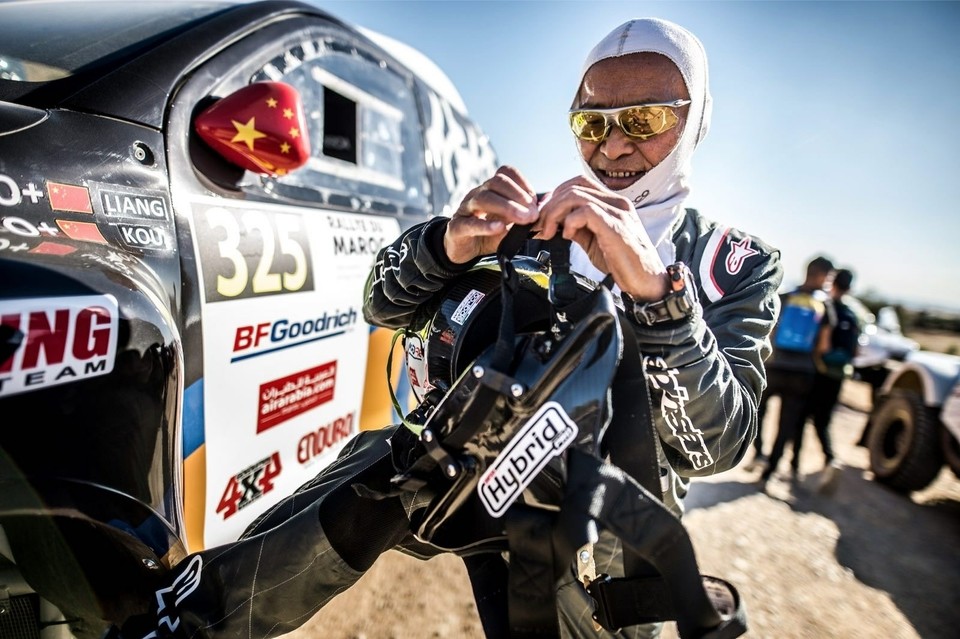 中国年龄最大的车手成都大爷将飙进达喀尔拉力赛