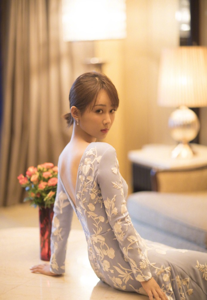 杨紫穿白色连衣裙仙气飘飘似仙女终于穿对了