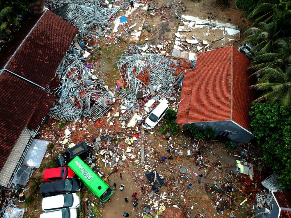飞机拍摄的画面可以看到被毁的建筑。