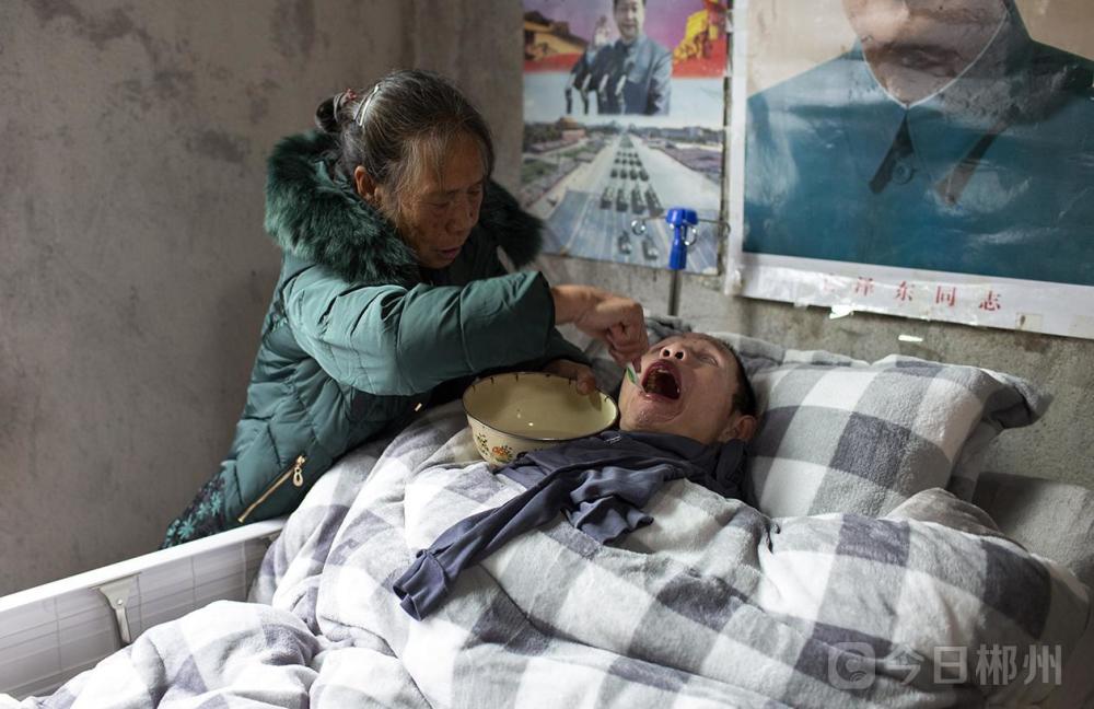 郴州一男子为救人成"植物人"瘫痪18年