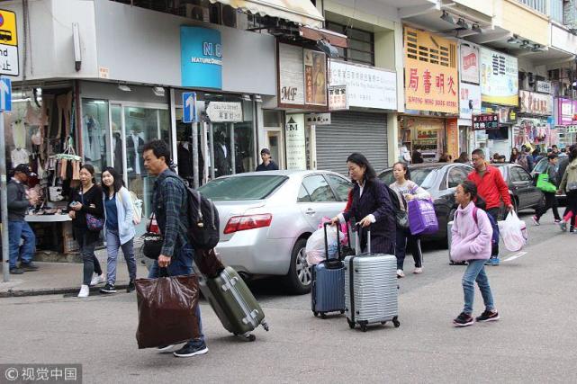 圣诞新年临近 为省钱内地游客扎堆香港扫货 满大街行李箱扎眼