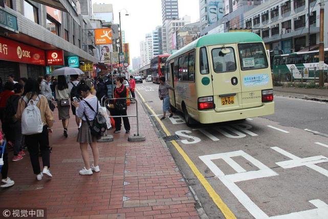 圣诞新年临近 为省钱内地游客扎堆香港扫货 满大街行李箱扎眼