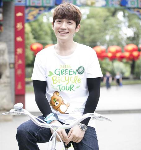 工作室晒朱一龙背影,显微镜女孩手速太惊人: