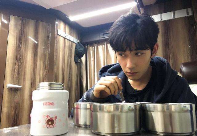 工作室晒朱一龙背影,显微镜女孩手速太惊人: