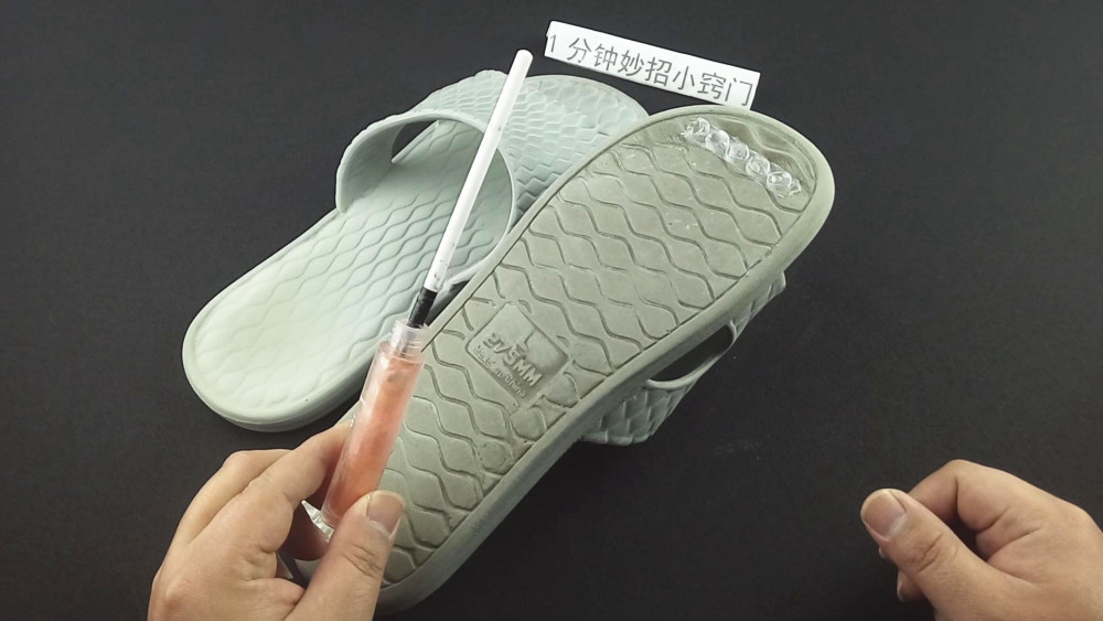 拖鞋鞋底太滑容易摔?教你一个小妙招,防滑又防摔,方法太简单了