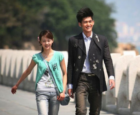 郑爽张翰公开恋情(张翰郑爽秀恩爱视频)