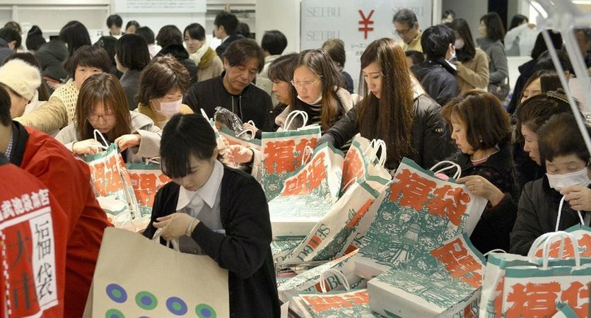 中国游客到日本旅游,疯抢当地的福袋,打开一