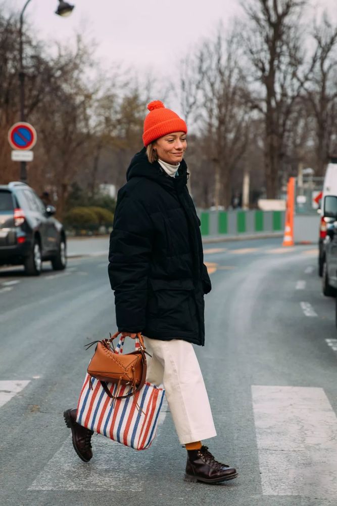 今年冬季羽绒服裤子最时髦打开方式大半个时尚圈都穿上了