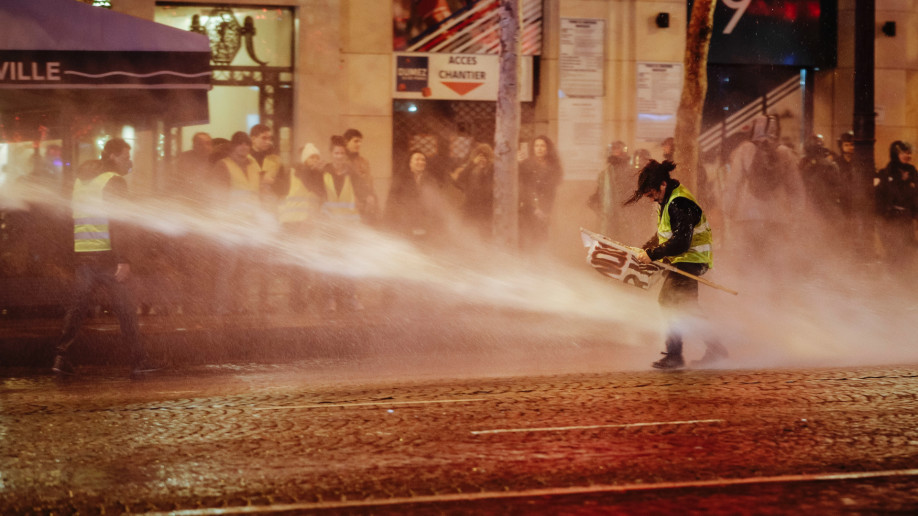 法国总理慰问巴黎防暴警察,黄马甲运动宣称要