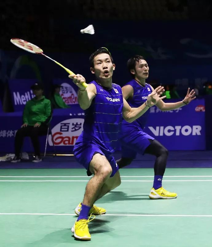 如果出手慢(即动手引拍晚),击球点低,发力不充分,击球速度慢,击球质量