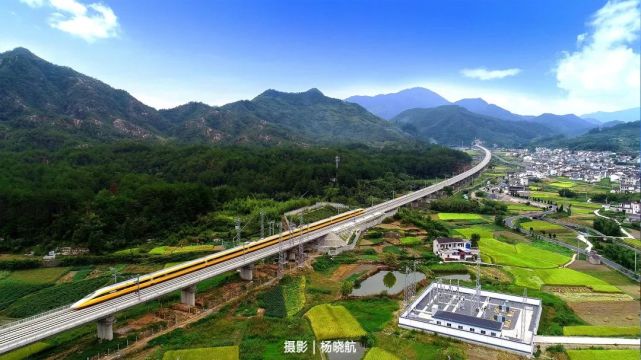 它是一条"世界级黄金旅游通道"从人间天堂,到墨色徽州杭黄高铁松涛
