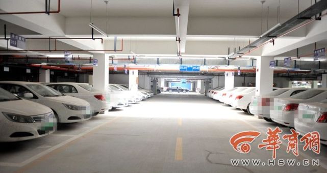 智慧美镇小区车位被100多辆比亚迪霸占 物业