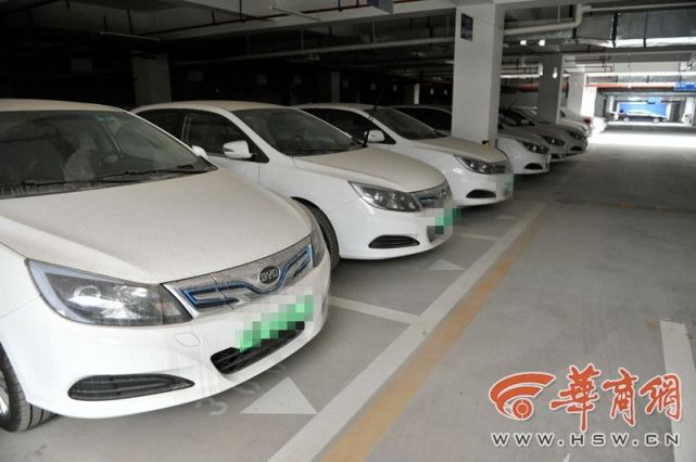 智慧美镇小区车位被100多辆比亚迪霸占 物业