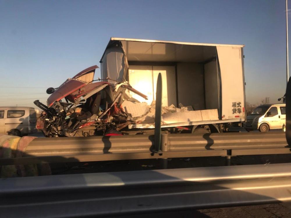 南五环亦庄附近惨烈车祸 货车散架