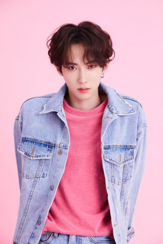 乐华七子晒出圣诞造型,范丞丞穿粉色毛衣显白又可爱!