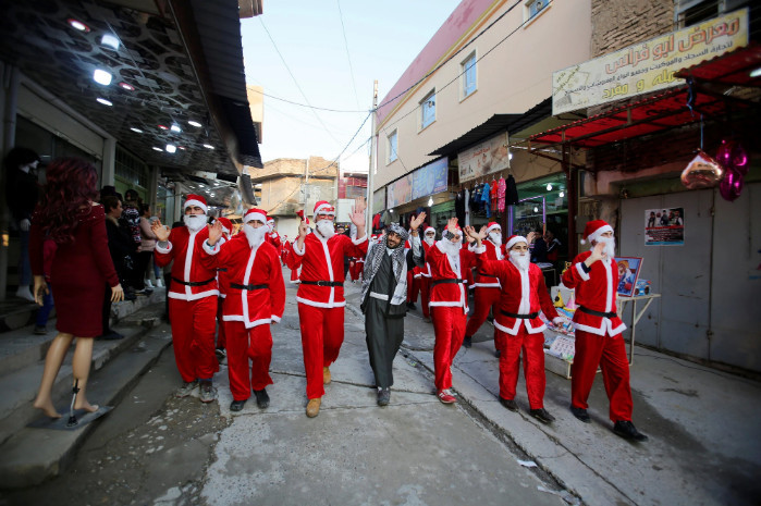 圣诞老人被警察抓去当兵?真相揭露,让人想笑却笑不出来!