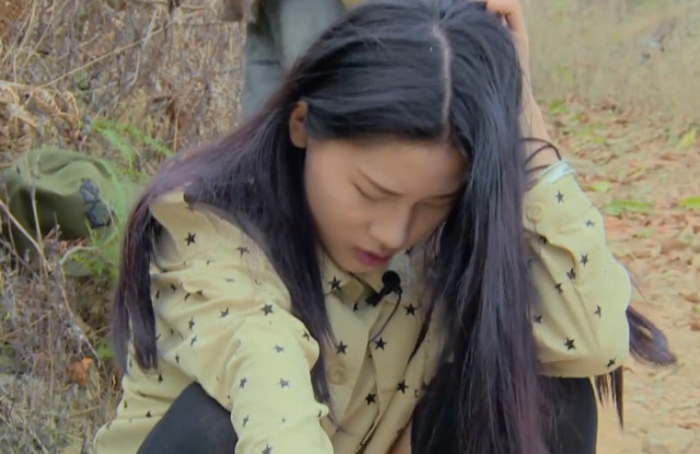 《变形计》黄圣杰打架抱住媚娘的脚,网友:打不过就这样?