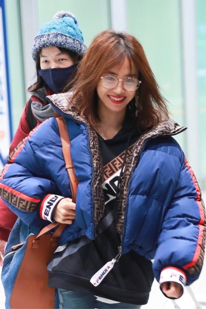 蔡依林现身机场笑容甜，戴金边眼镜配短棉袄潮范十足