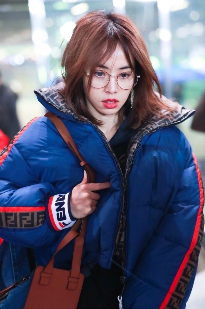 蔡依林现身机场笑容甜，戴金边眼镜配短棉袄潮范十足