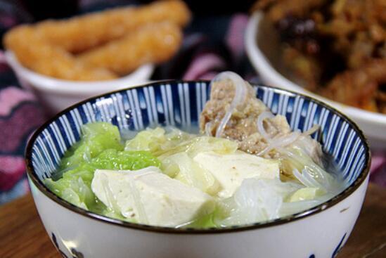 适合秋冬温补又营养的鸭架子熬白菜