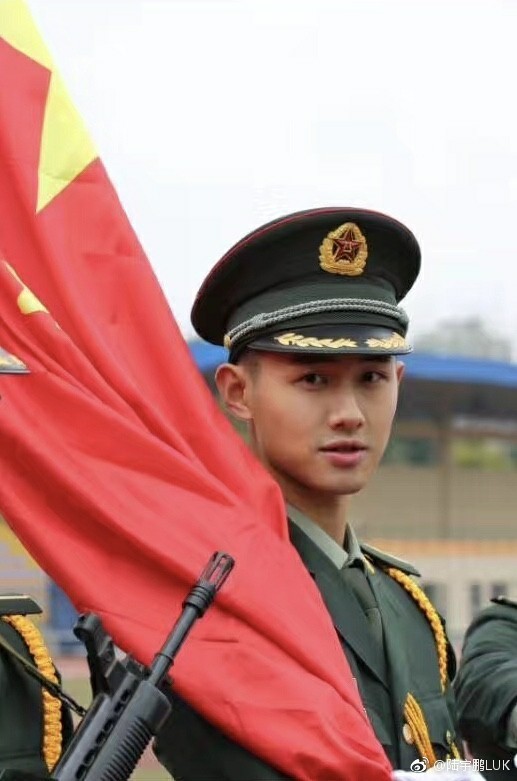 在学校,陆宇鹏还担任学校的国旗护卫队护旗手,每天承担升降国旗的任务