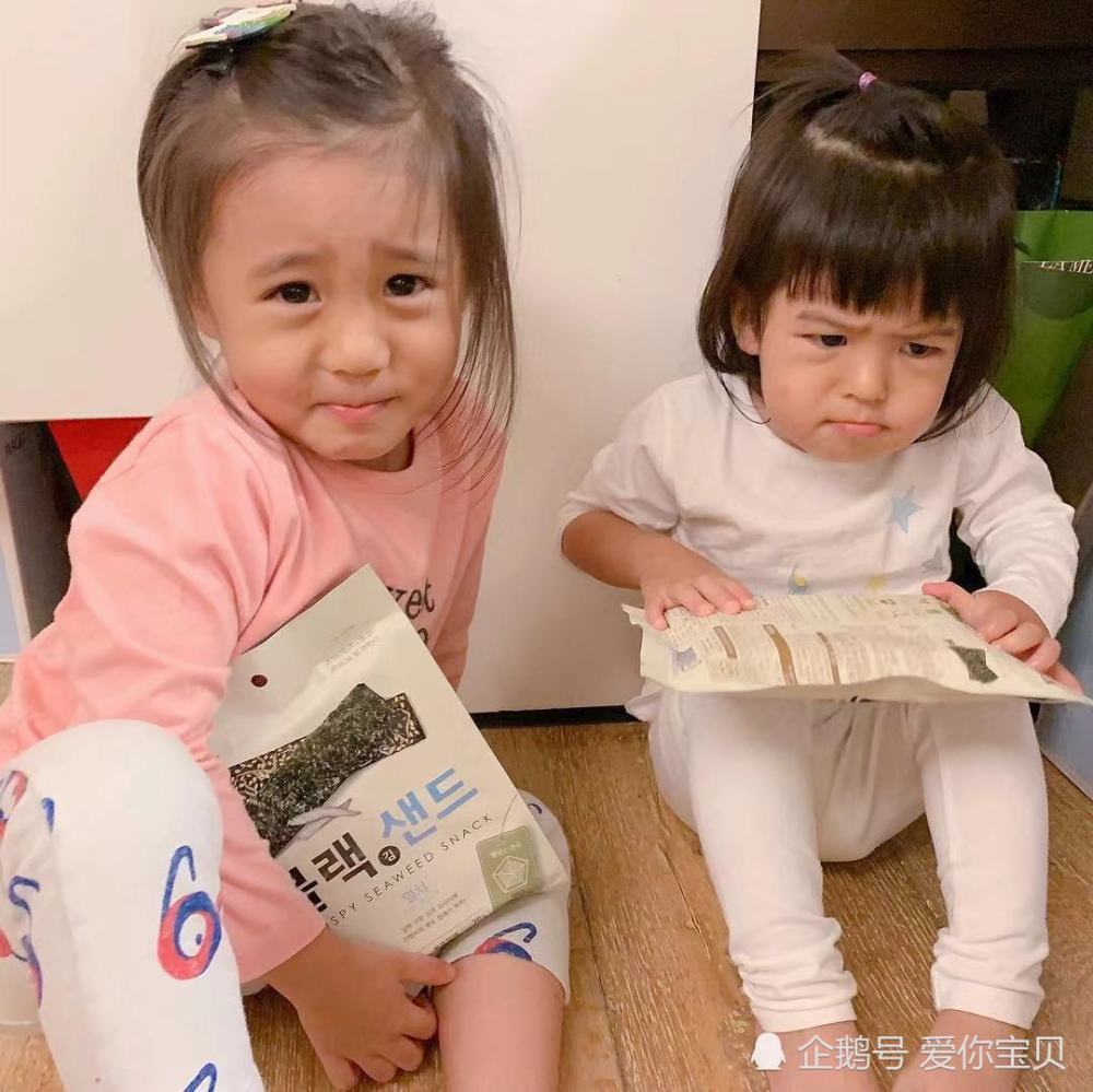 贾静雯晒全家福,咘咘波妞可爱入镜,她们超听圣