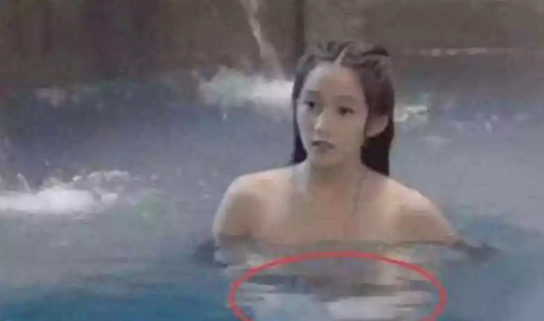 笑到胃疼的穿帮镜头:女兵们的下半,关晓彤的上半身,真奇怪!