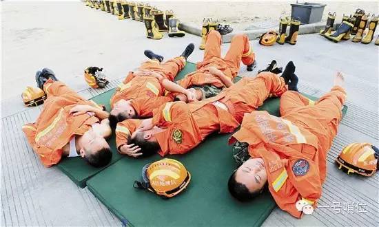 消防员那些难以模仿的睡姿