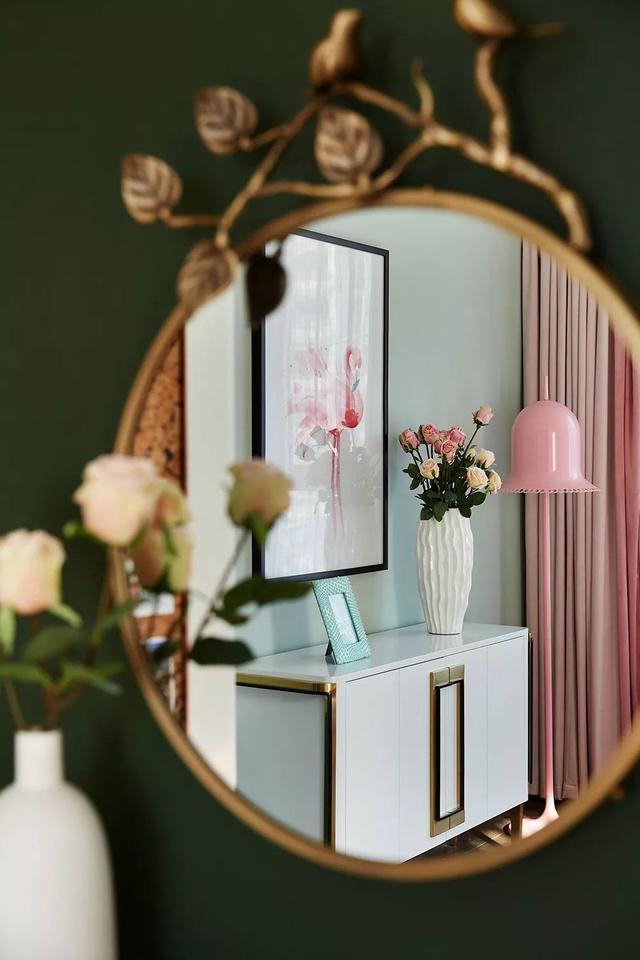 儿童房以浅绿色的的空间,搭配上粉色的床,显得自然温馨又浪漫.