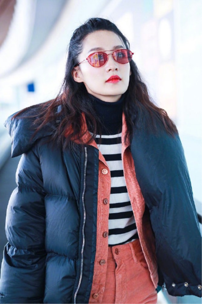 李沁穿黑色羽绒服现身机场,内搭灯芯绒套装,流