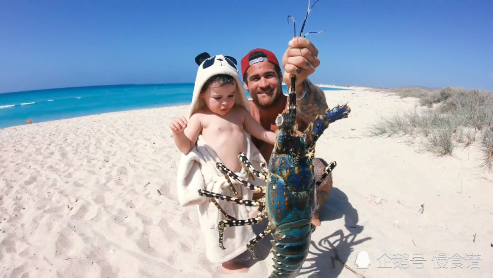 国外野生大龙虾真多,小哥下水就徒手抓了一只