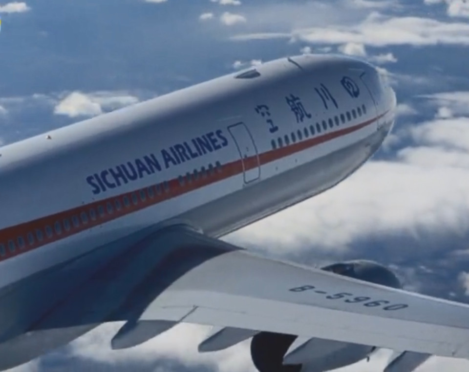 小伙坐飞机去美国,从经济舱吃到头等舱,不变的