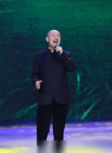 腾格尔身穿东北大花袄唱《日不落》,网友笑翻:已忘记原唱!