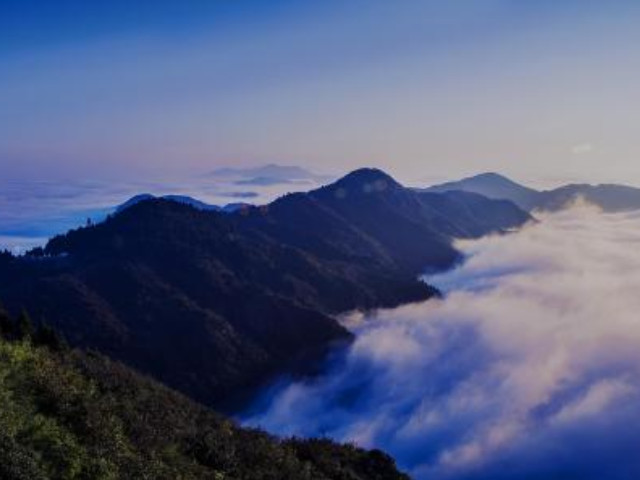 衡山为中华五岳中的南岳，自然景色十分秀丽，有南岳独秀的美称