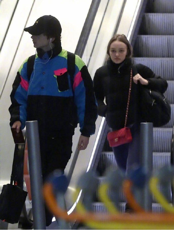 德普女儿和男友甜茶巴黎约会,有说有笑疑似见过父母