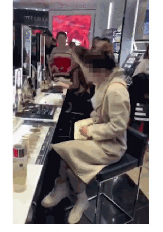 陕西女子在北京西单大悦城内无故砸化妆品 涉