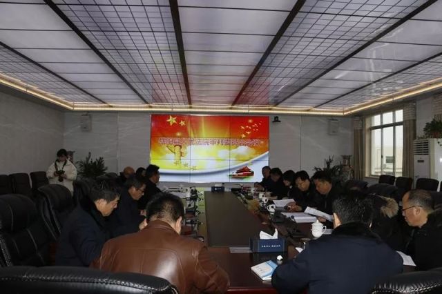 检察长钟沁依法列席县法院审委会