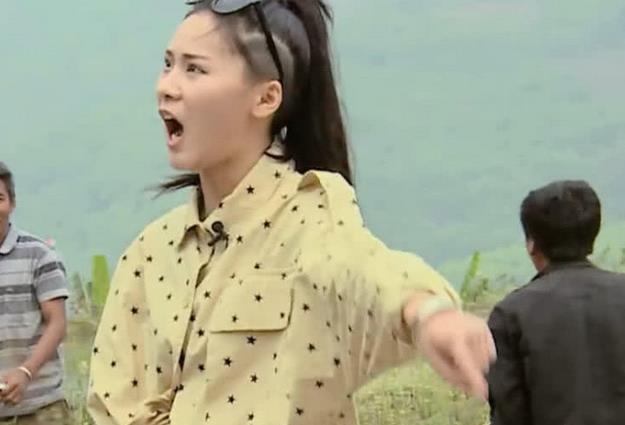 变形计:"夜店女王"杨馥宇打架,黄圣杰一把抱住她的腿,辣眼!