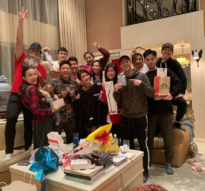 赌王之女办聚会,邓紫棋和男友情侣装秀恩爱,m