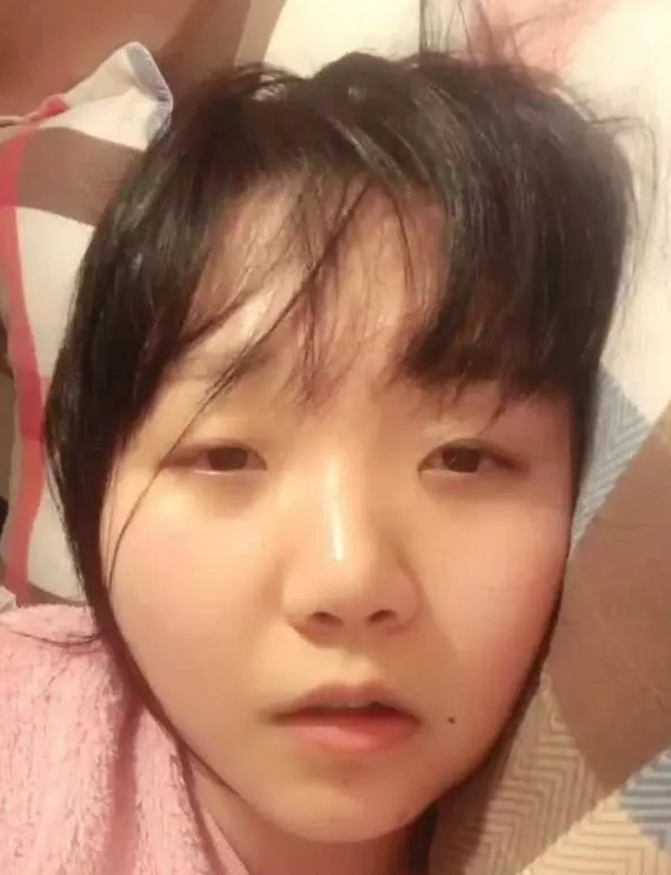 其实辣目洋子素颜的时候还是挺可爱的,只不过现在的化妆技术越来越好