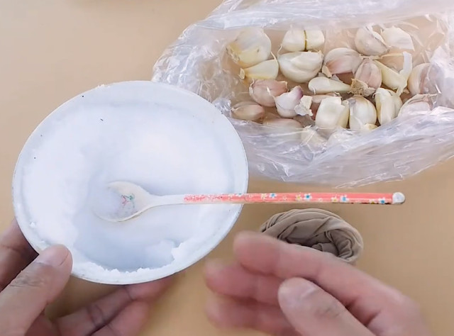 原来大蒜这样保存,不发芽不干瘪,方法太