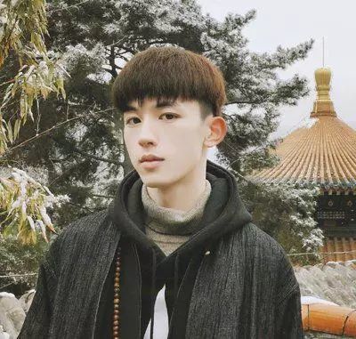 男生最新锅盖头发型打理技巧,轻松营造时尚帅气 - 男士短锅盖头发型