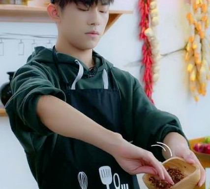 易烊千玺首次做饭,胖虎一口咬下去说了3个字,网友:真香警告